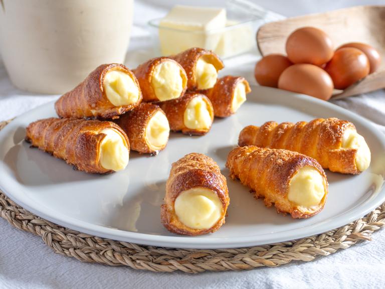 Cream-filled Puff Pastry Horns