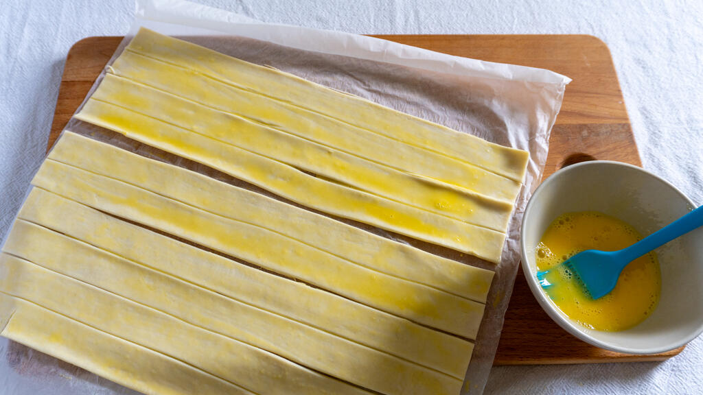 Cream-filled Puff Pastry Horns - step 2