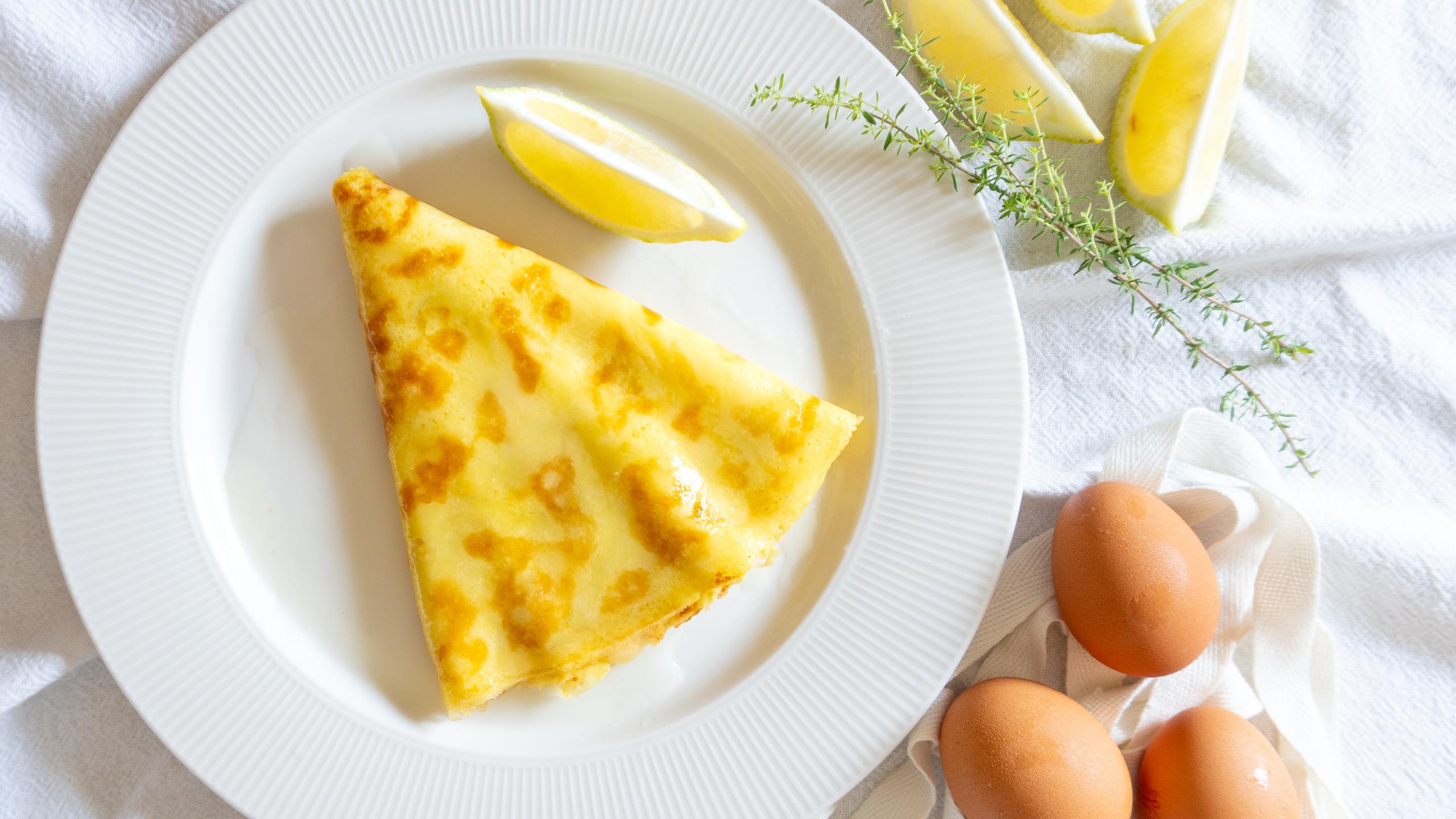 Crepes with sugar and lemon
