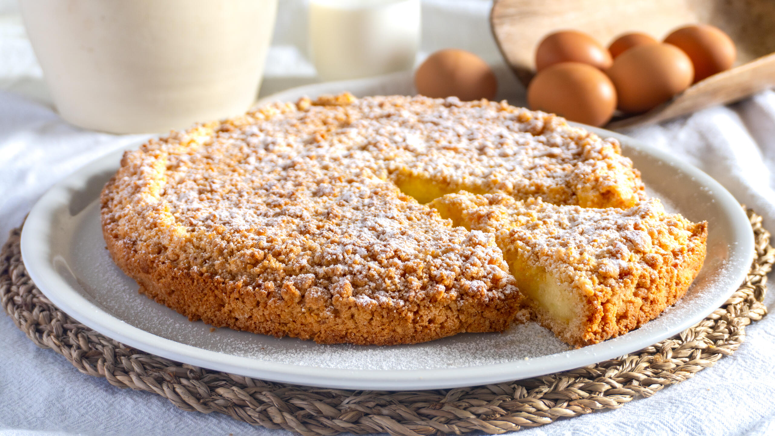 Crumbled Cake with Cream