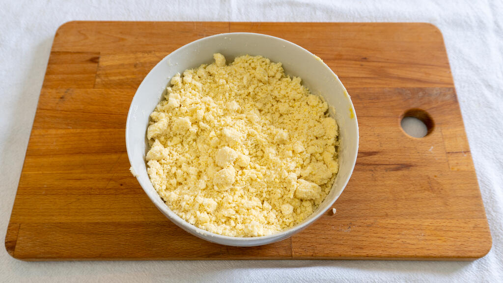 Crumbled Cake with Cream - step 4