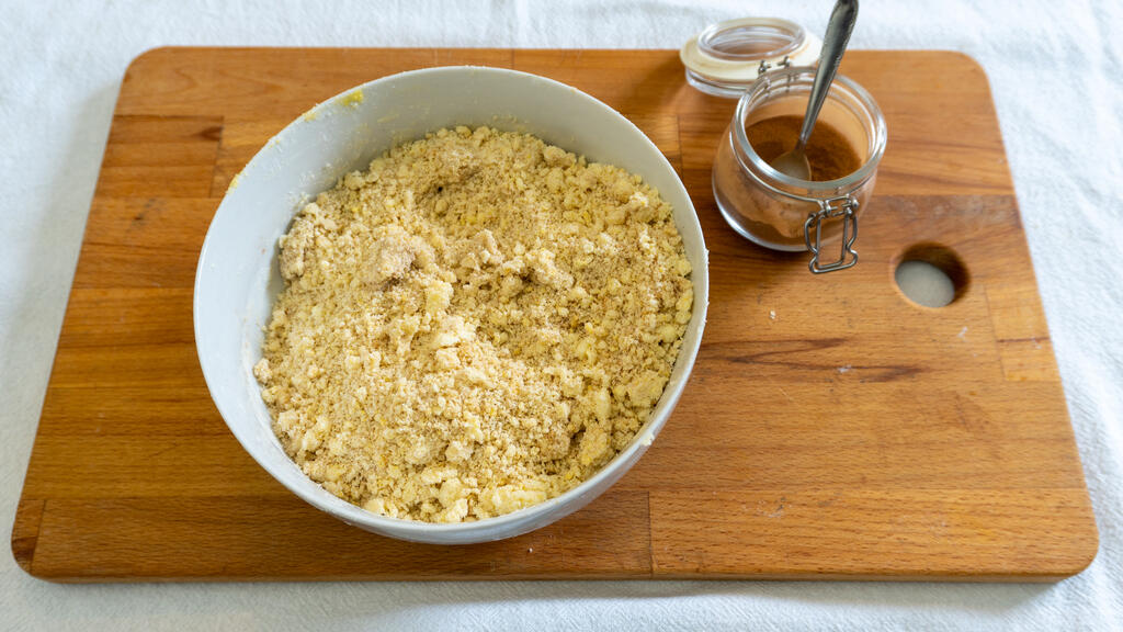 Crumbled Cake with Cream - step 5