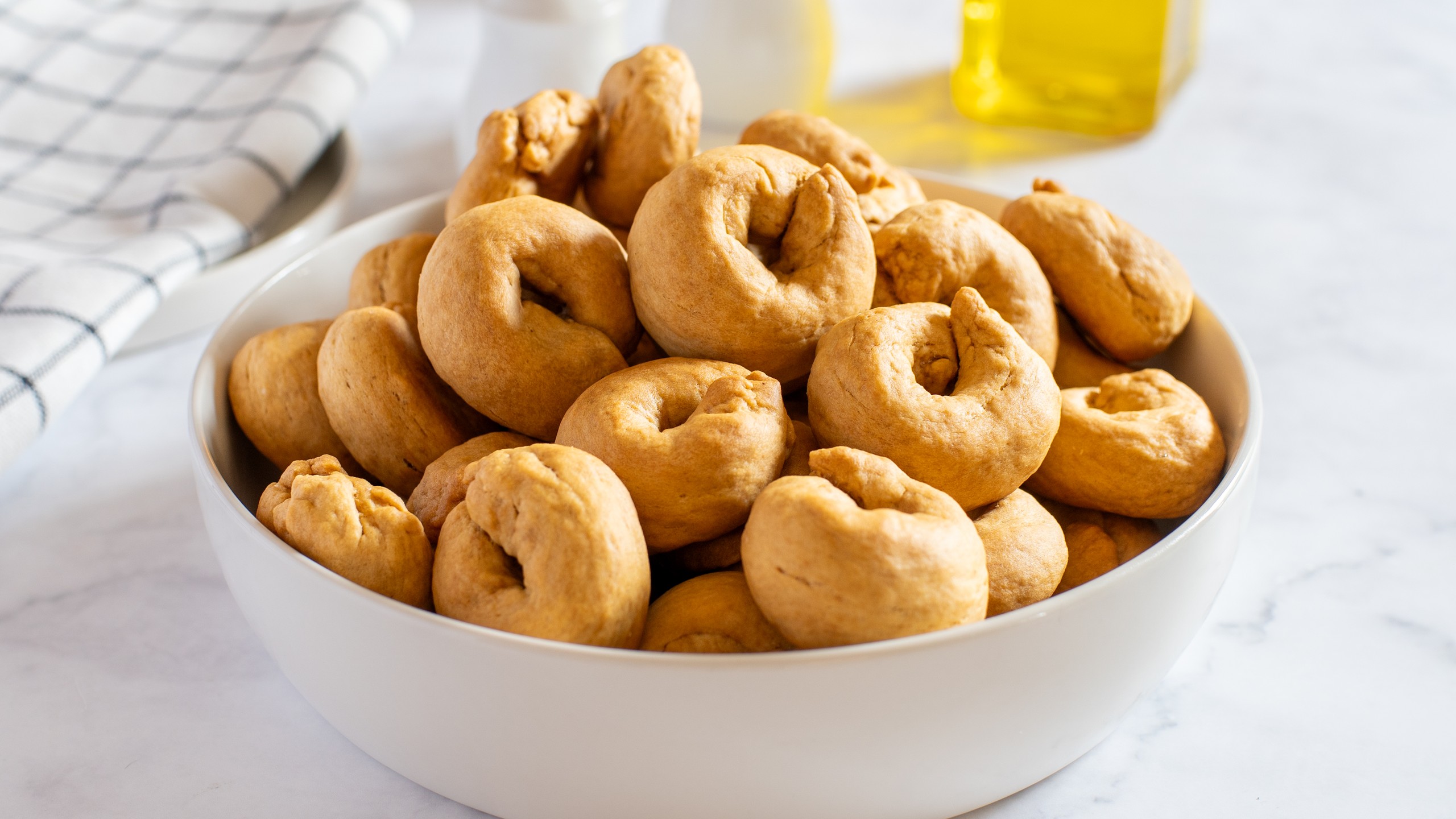 Crumbly Apulian taralli