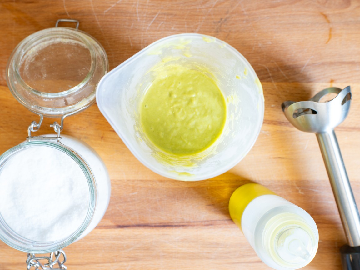 Friggitelli Pepper and Walnut Pesto - step 5