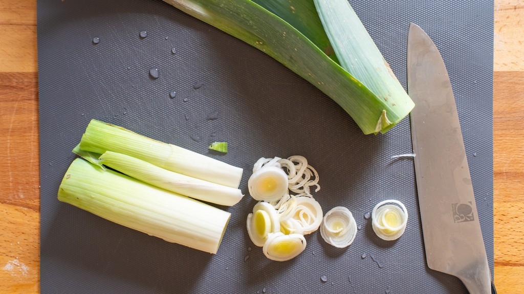 Leek flan with Parmesan fondue - step 1