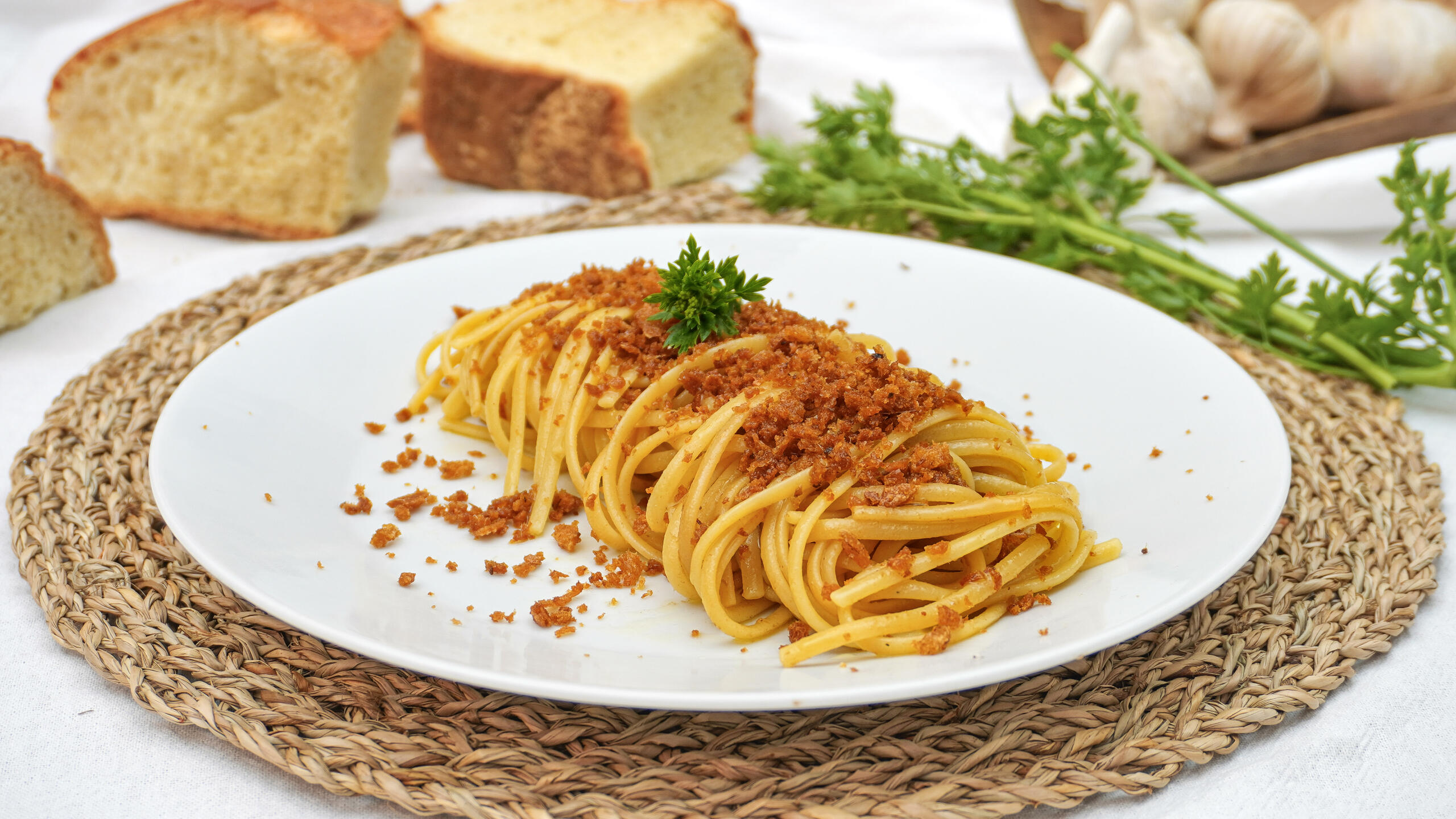Linguine with muddica (toasted breadcrumbs)