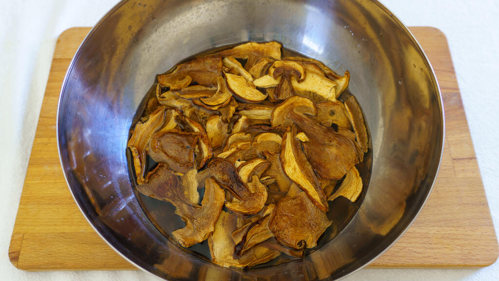 Pappardelle with porcini mushrooms and parmesan cream - step 1