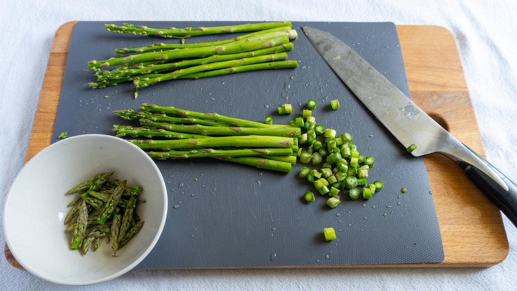 Pasta with asparagus cream and walnuts - step 1