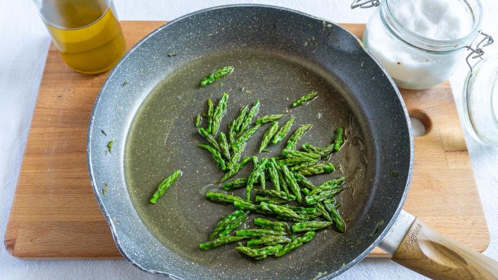 Pasta with asparagus cream and walnuts - step 5
