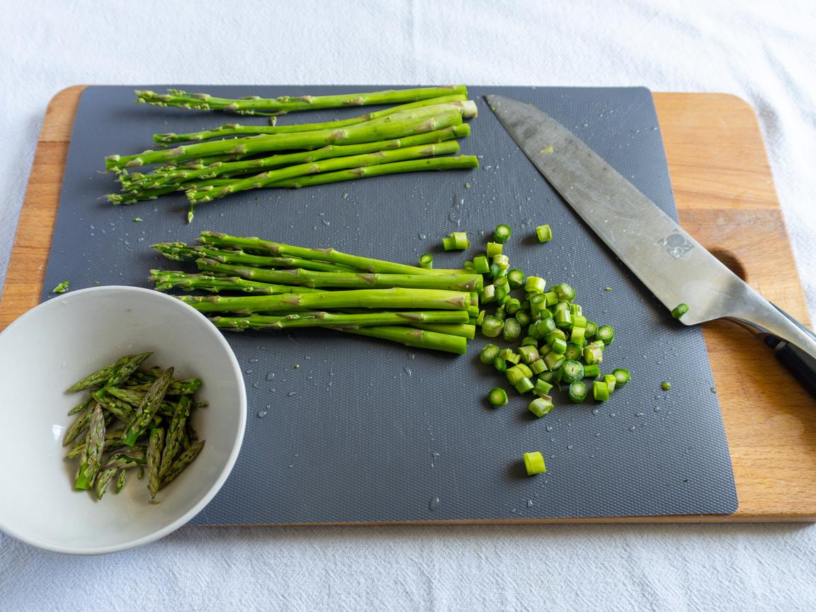 Pasta with asparagus cream and walnuts - step 1