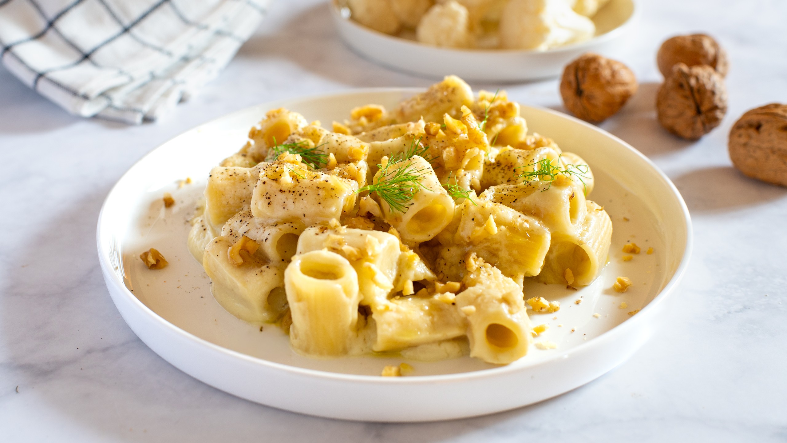 Pasta with cauliflower and walnut cream