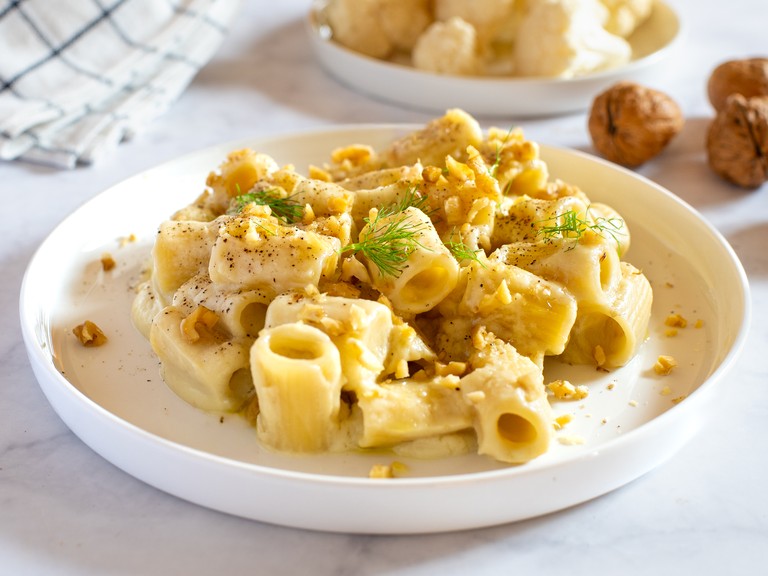 Pasta with cauliflower and walnut cream