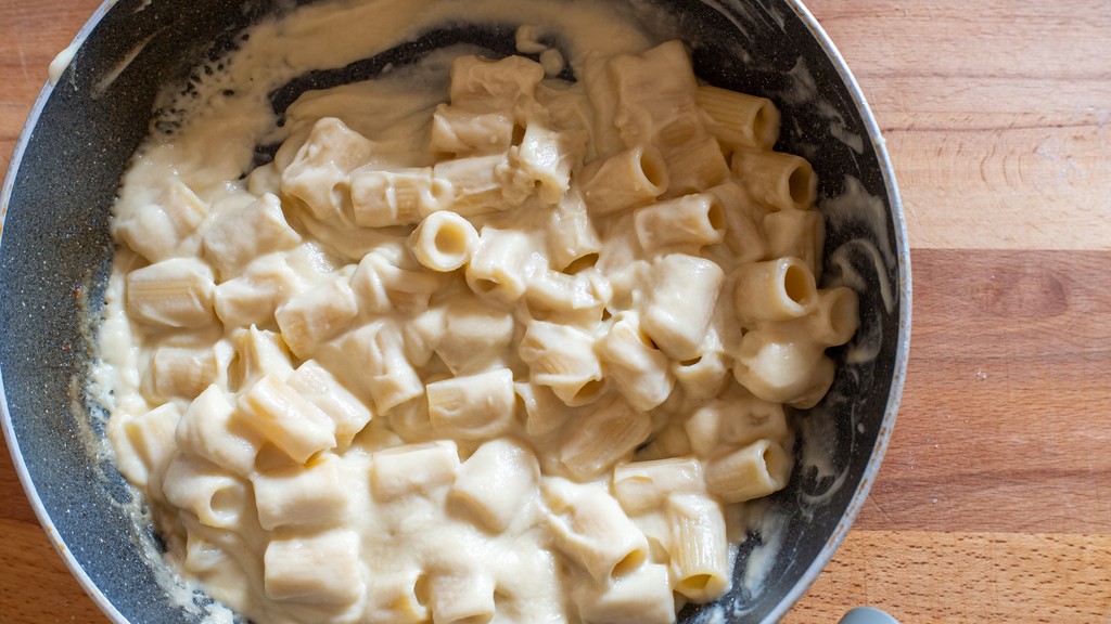 Pasta with cauliflower and walnut cream