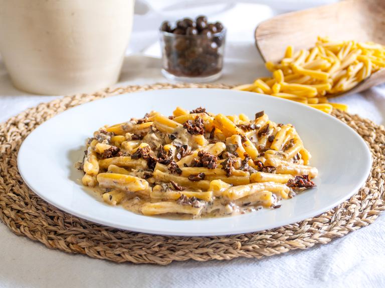 Pasta with gorgonzola and black olives