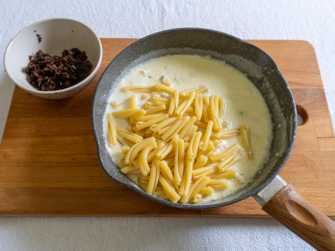 Pasta with gorgonzola and black olives - step 4