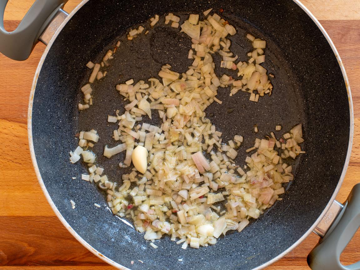 Pasta with mushroom and walnut cream - step 2