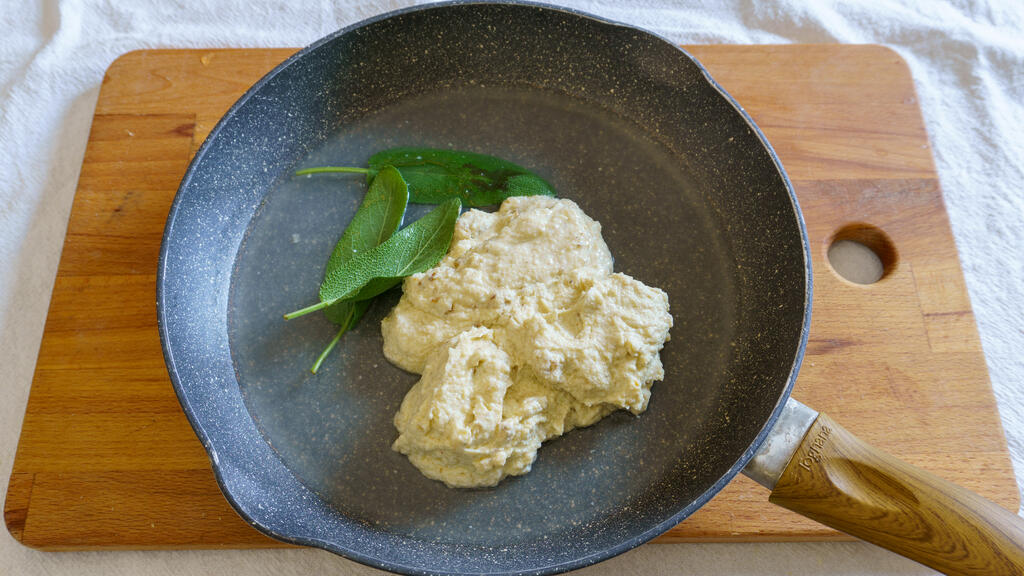 Pasta with ricotta and walnut pesto - step 2