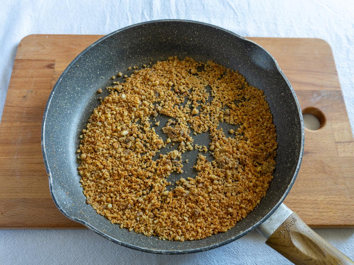 Pasta with toasted breadcrumbs and anchovies - step 2