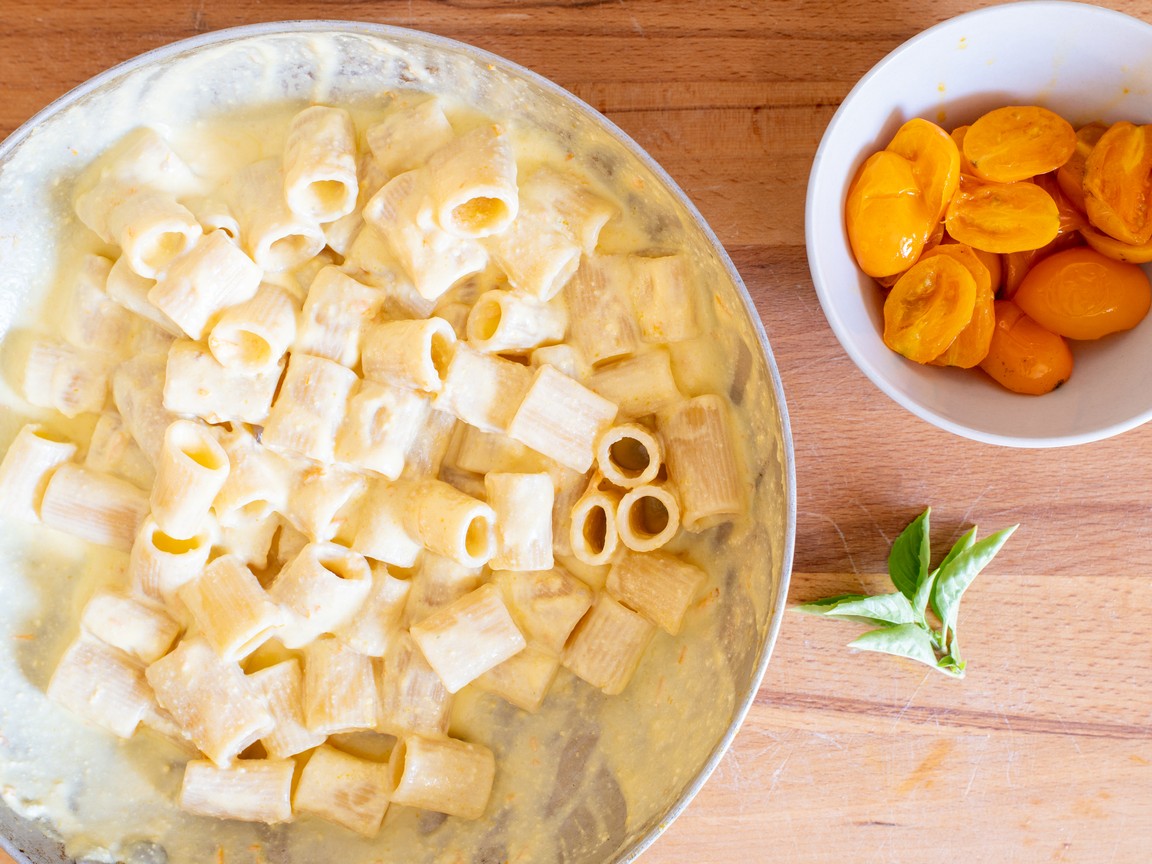 Pasta with Yellow Cherry Tomatoes, Ricotta and Basil - step 3