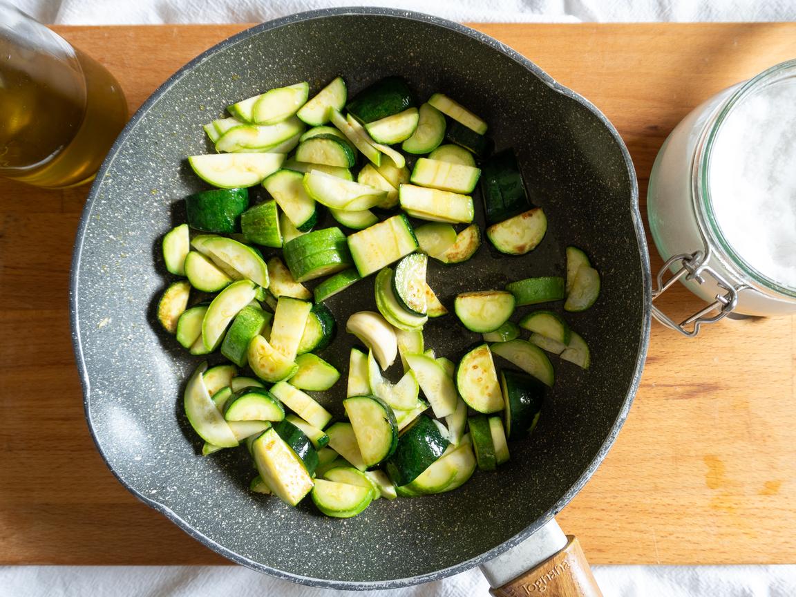 Pasta with zucchini, burrata and pistachios - step 2