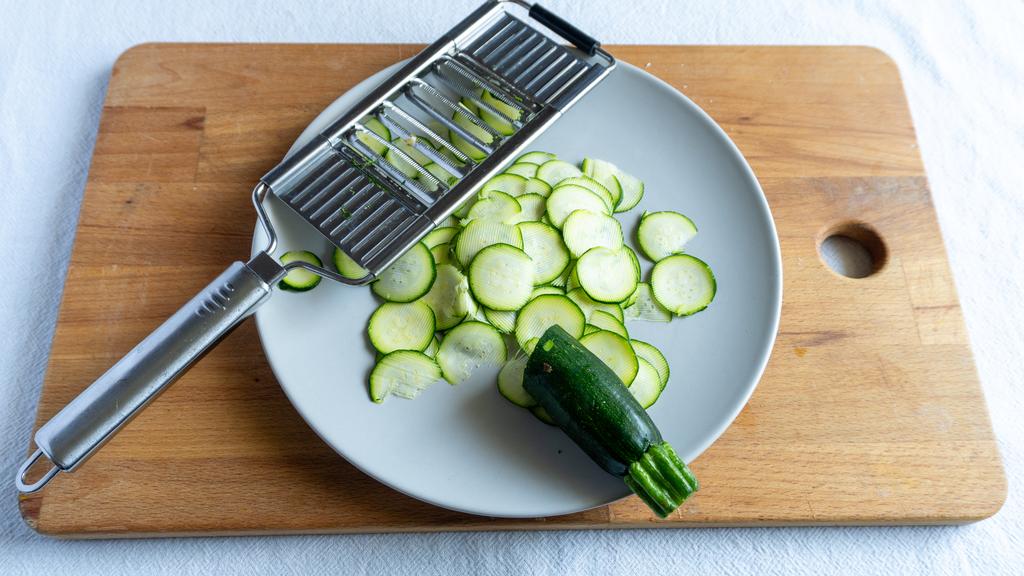 Pasta with Zucchini Cream and Chips - step 1