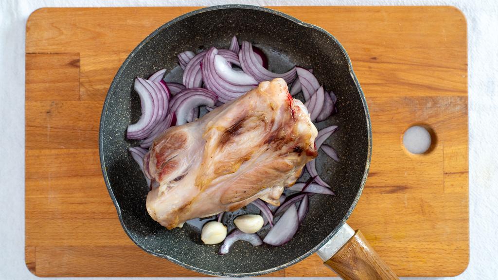 Pork shank with roasted potatoes