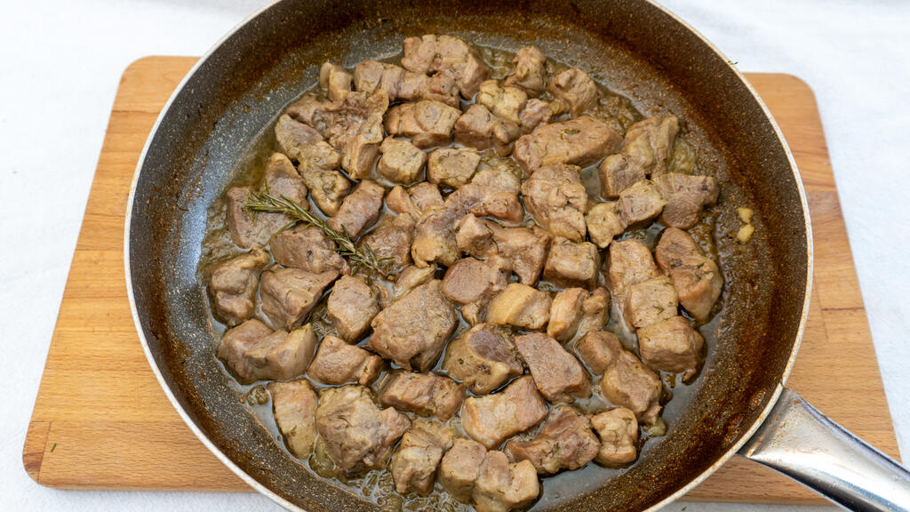 Pork stew with beer - step 8