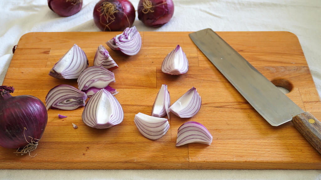 Roasted chicken with onions and potatoes - step 1