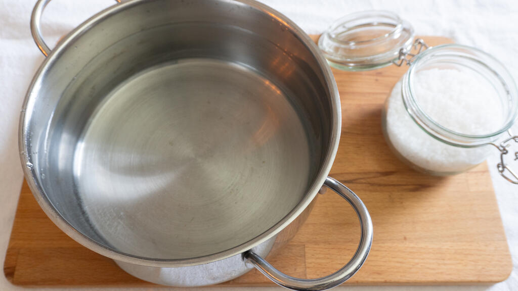 Spaghetti with Anchovy Drizzle and Dill - step 1