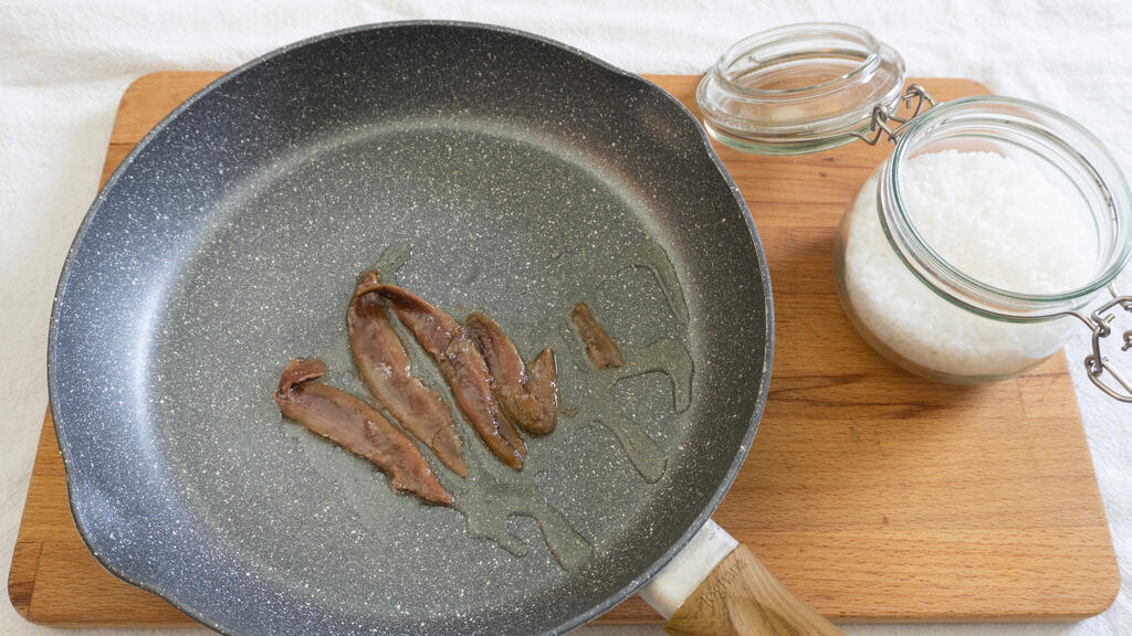 Spaghetti with Anchovy Drizzle and Dill - step 2
