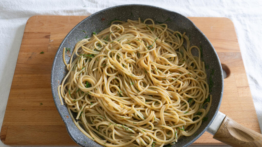 Spaghetti with Anchovy Drizzle and Dill - step 5