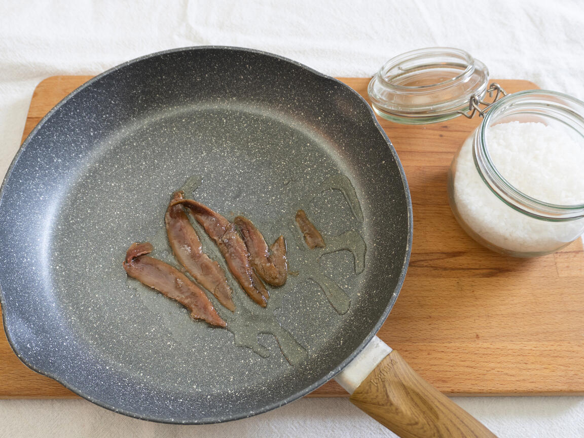 Spaghetti with Anchovy Drizzle and Dill - step 2