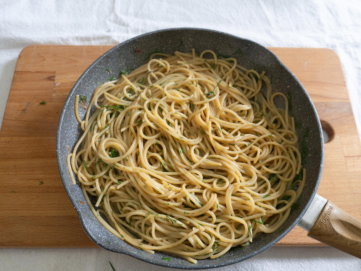 Spaghetti with Anchovy Drizzle and Dill - step 5