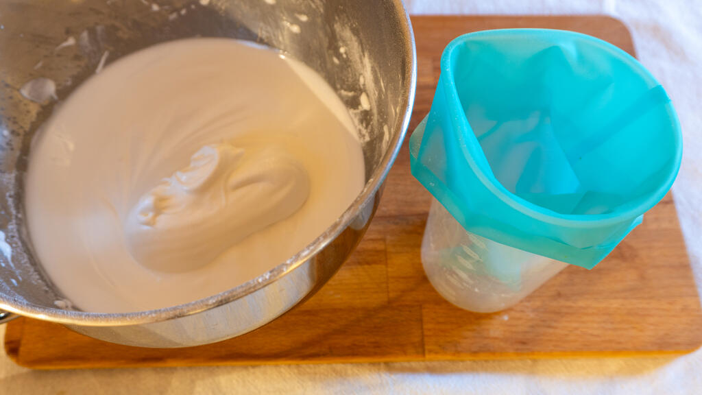 Spumini (French Meringues) - step 3