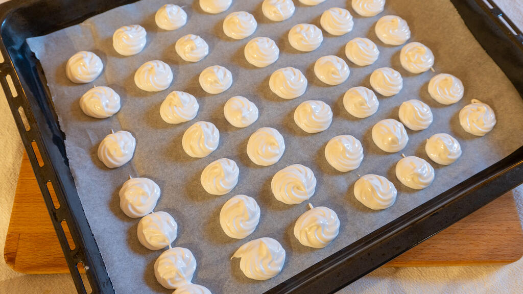 Spumini (French Meringues) - step 4