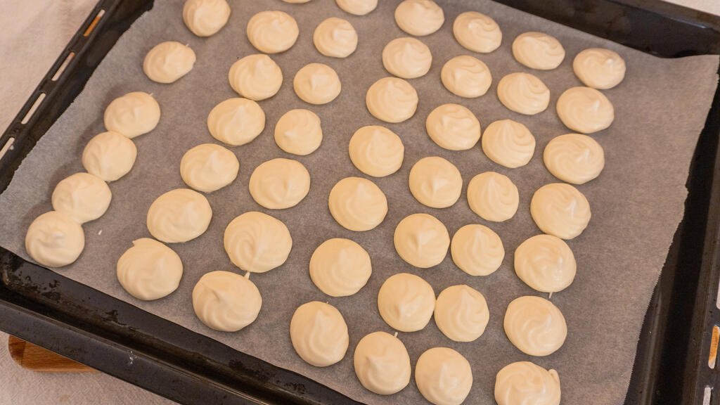 Spumini (French Meringues) - step 5