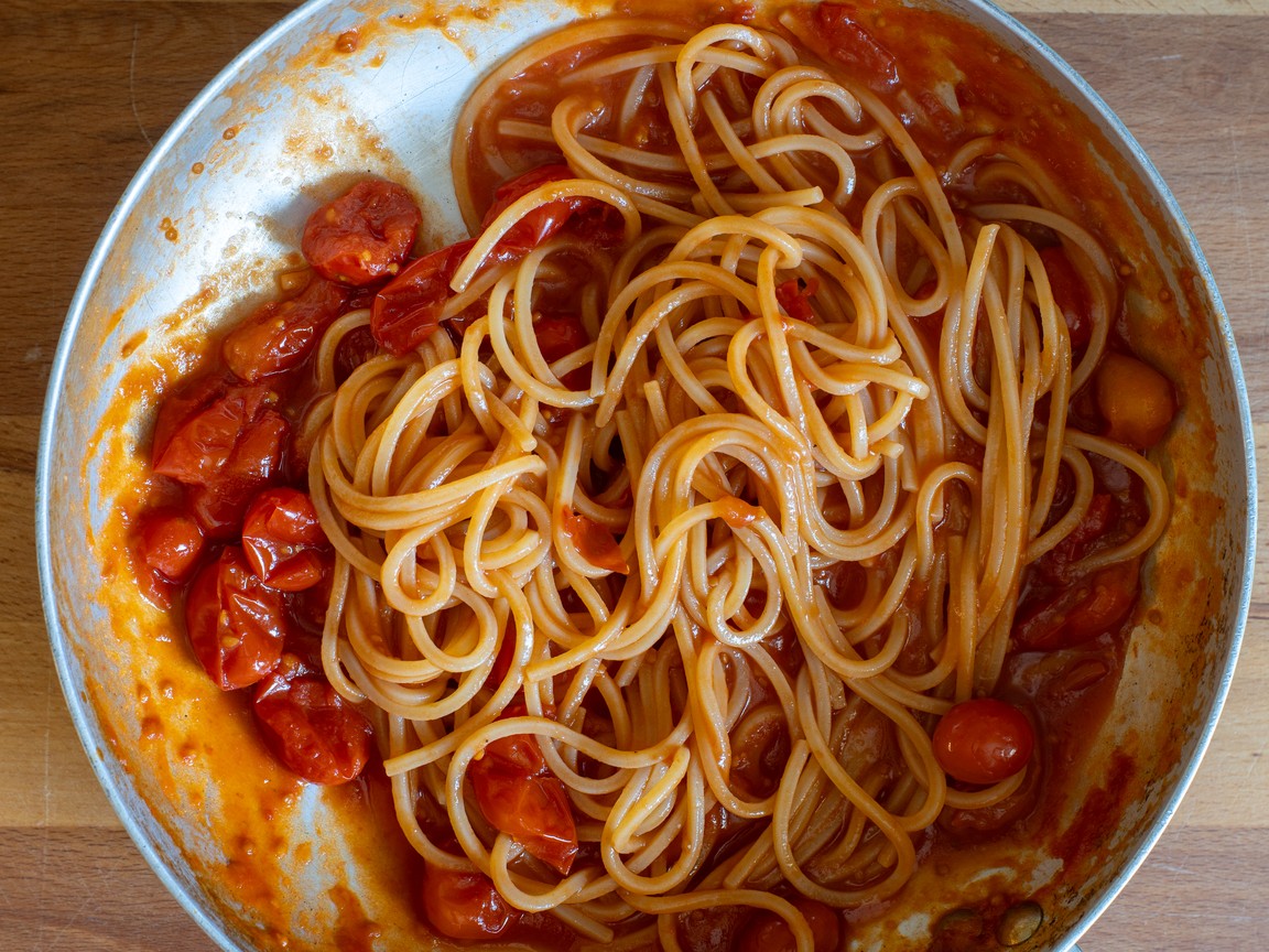 Tomato, burrata and basil pasta - step 3
