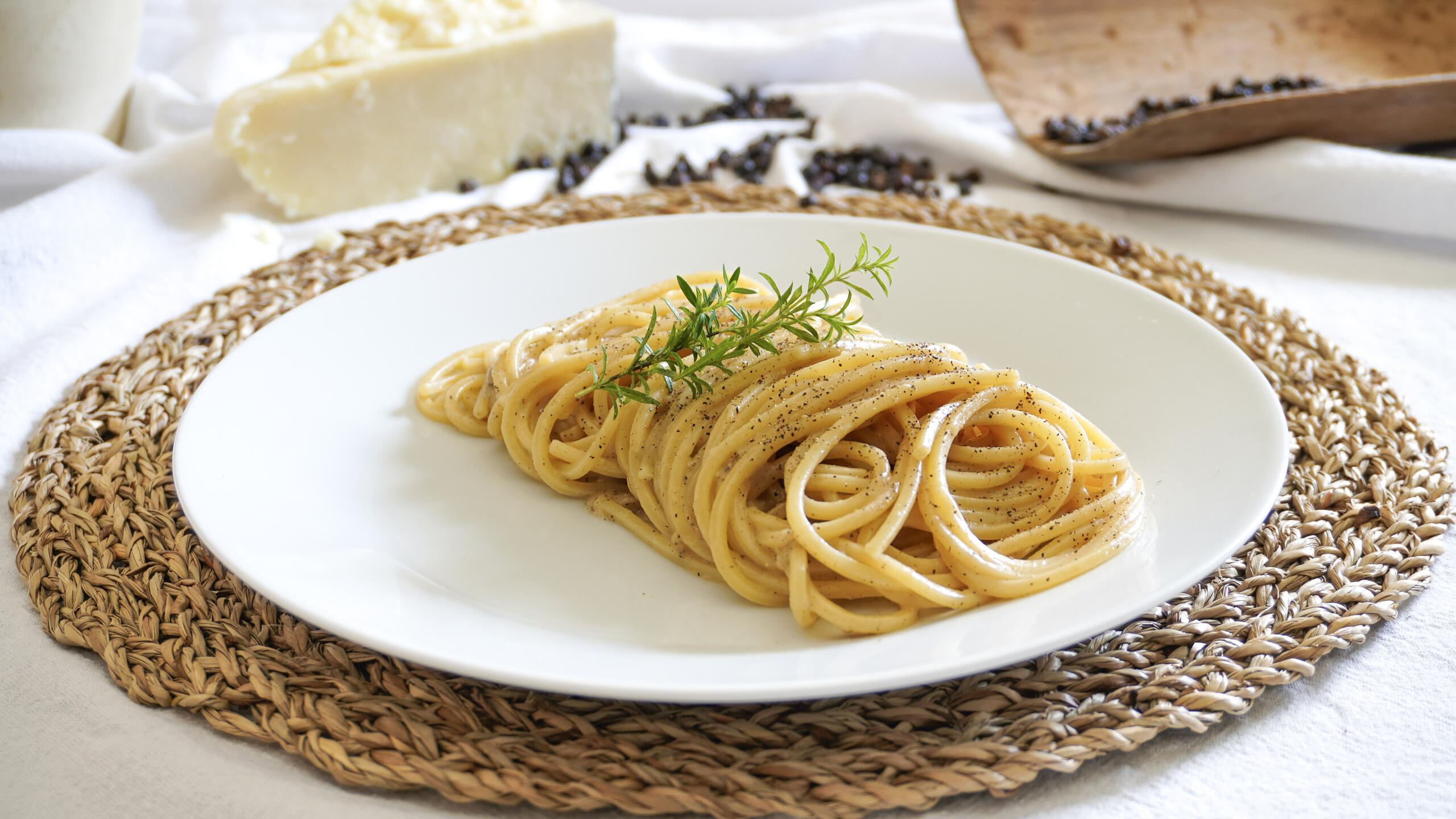 Tonnarelli pasta with cheese and pepper