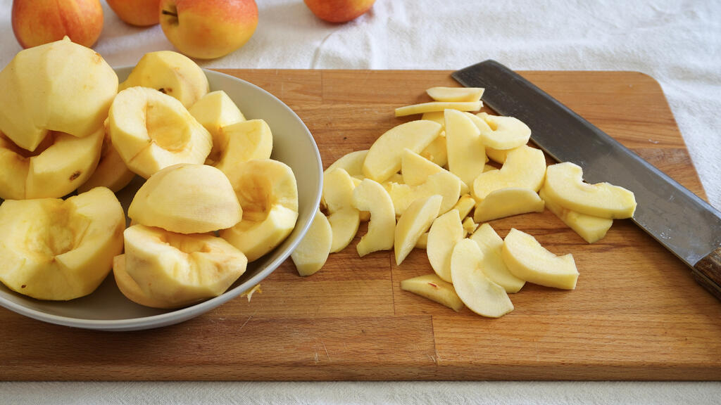 Apple cake with olive oil