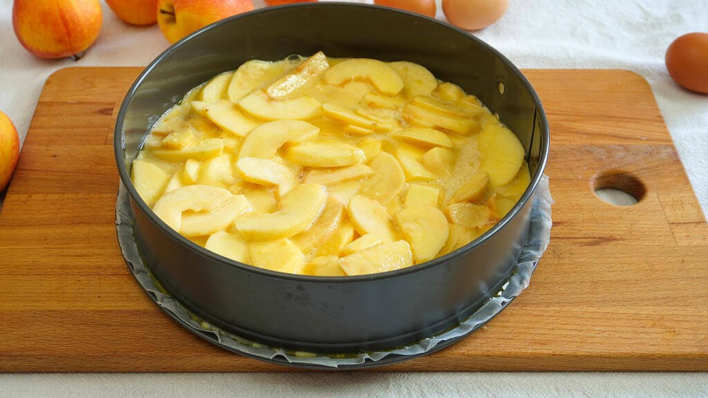 Apple cake with olive oil