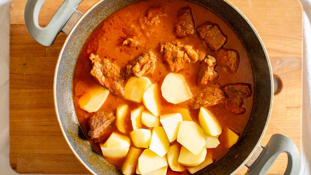 Beef stew with tomato sauce and potatoes