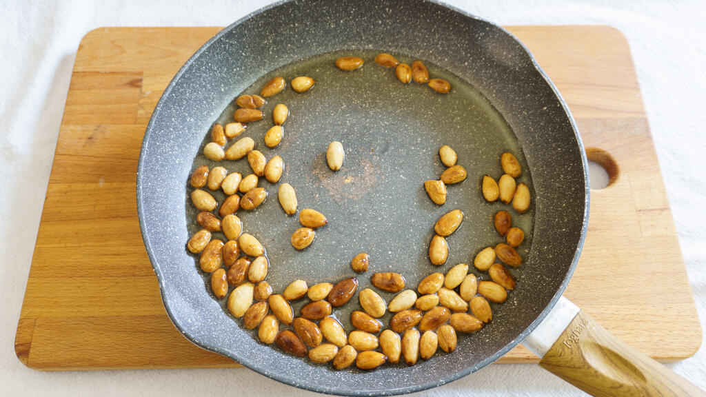 Chicken with almonds