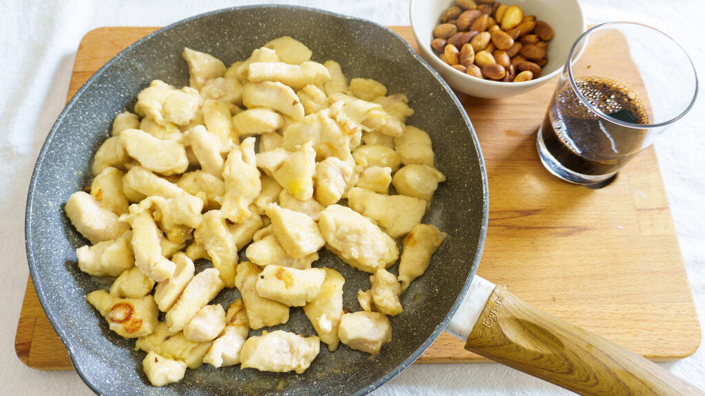 Chicken with almonds