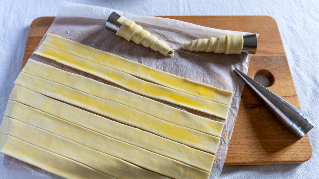 Cream-filled Puff Pastry Horns