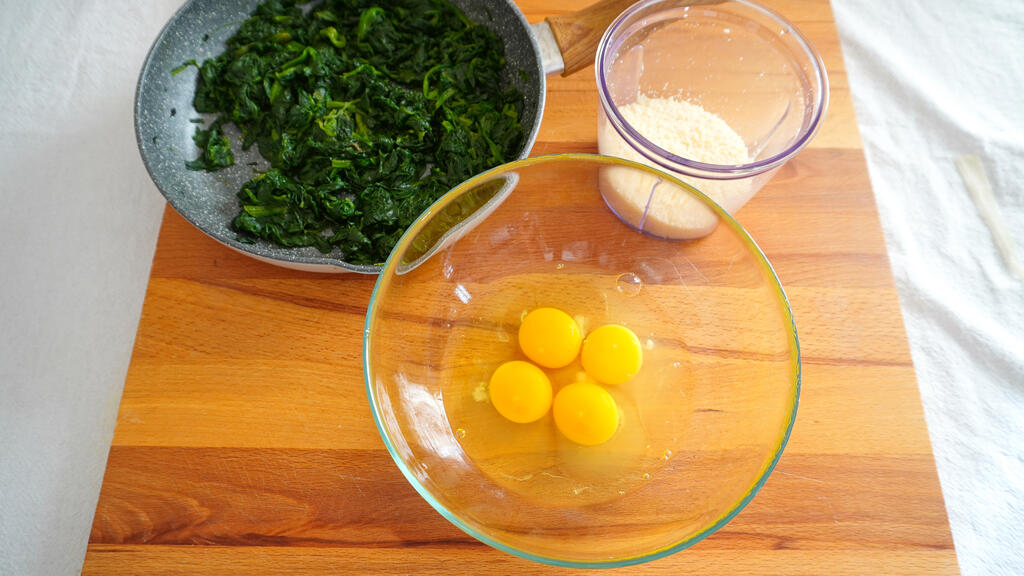 Filo pastry baskets with spinach