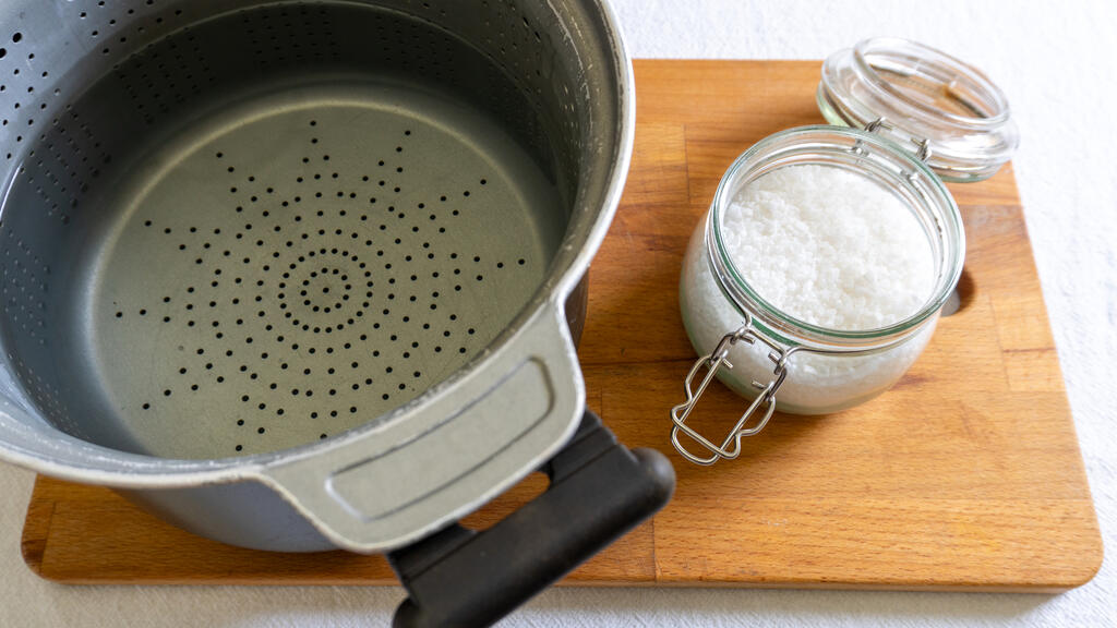 Pasta with gorgonzola and black olives