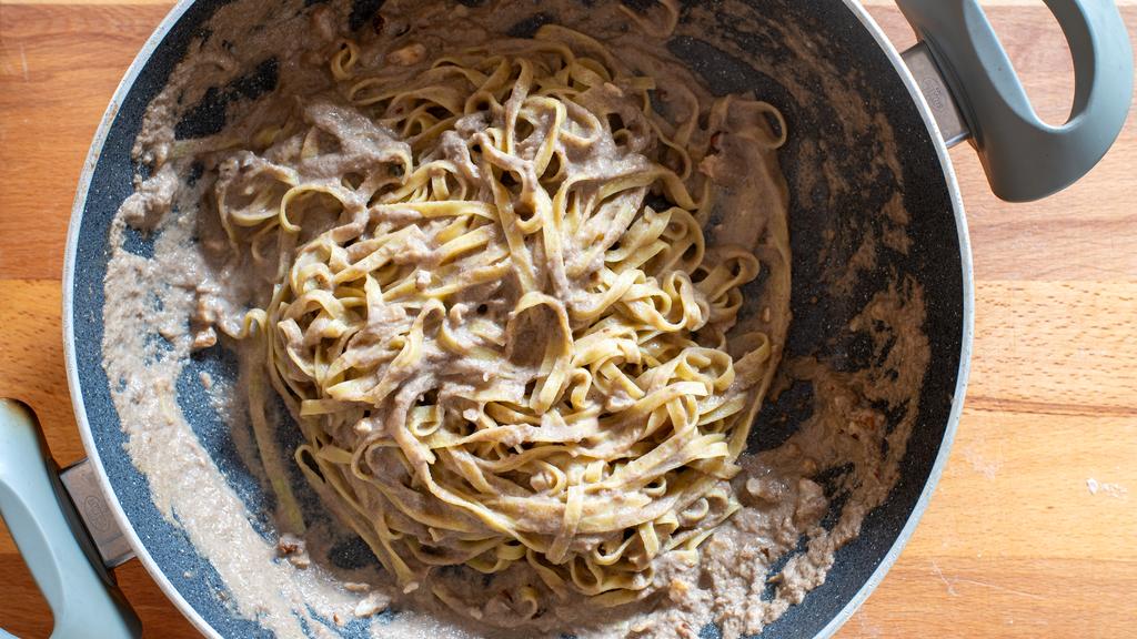 Pasta with mushroom and walnut cream