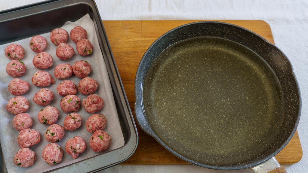Pasta with Tomato Sauce and Meatballs