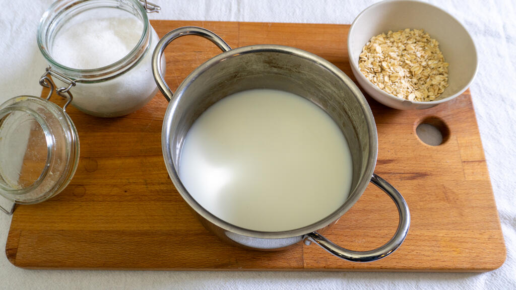 Porridge with pears and hazelnuts