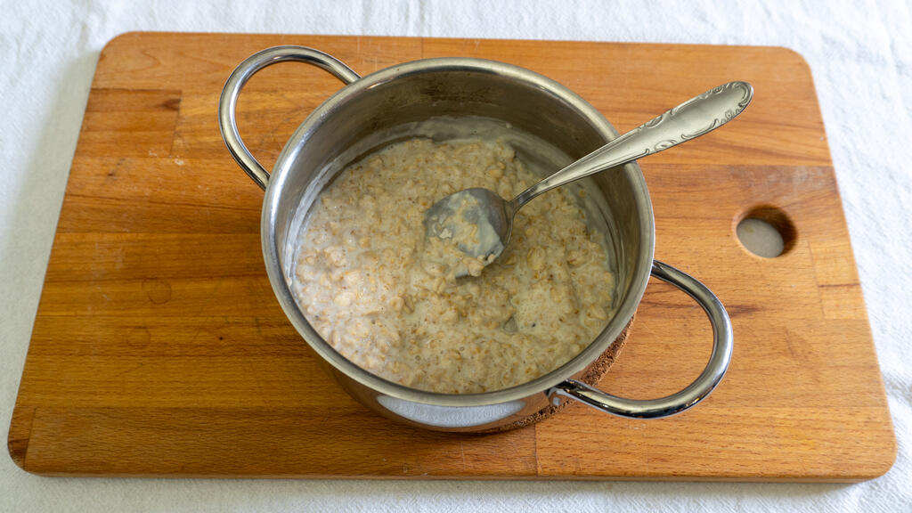 Porridge with pears and hazelnuts